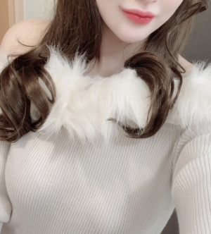 890